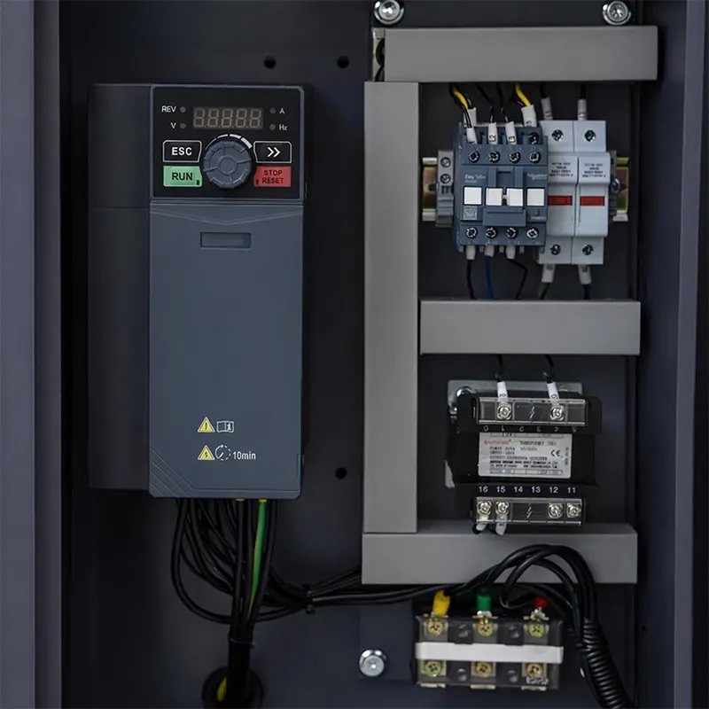 Schraubenkompressor mit Kältetrockner N10S und 200L vertikalem Druckluftbehälter CORMAK LUFT 700 VSD+PM 650L/min 5.5kW