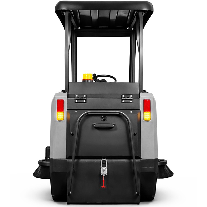Aufsitzkehrmaschine CORMAK ZP13000 mit Sprühsystem | CORMAK